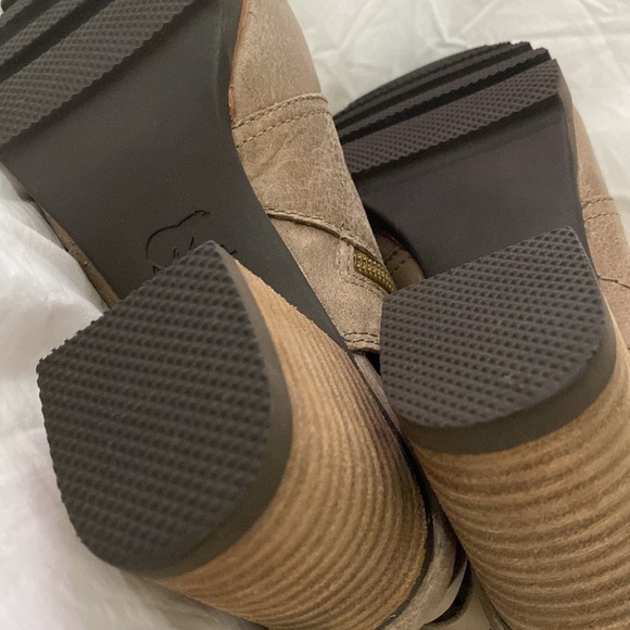 SOREL chunky heel leather Addington bootie size 36.5  in beige - Picture 8 of 9